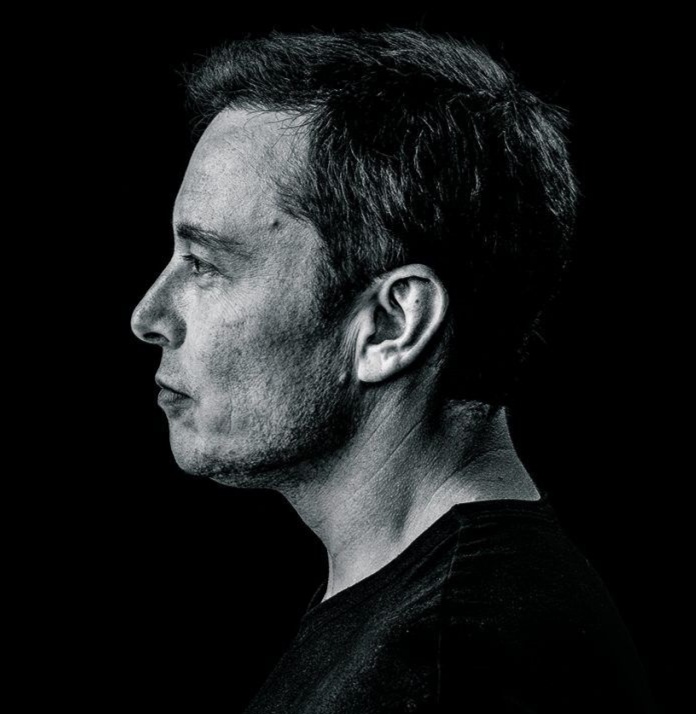 马斯克1月12日在回复一网友的帖中说:"颈部手术后正在康复