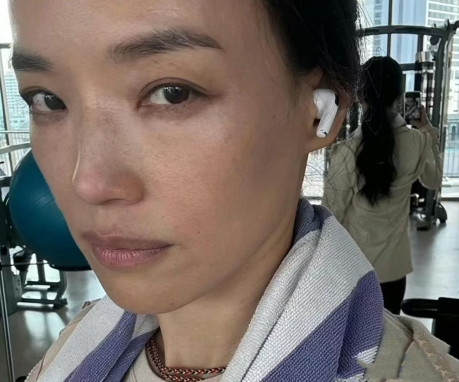 舒淇全素颜出镜,雀斑点缀脸庞,毫无修饰地展现了最真实的自己.