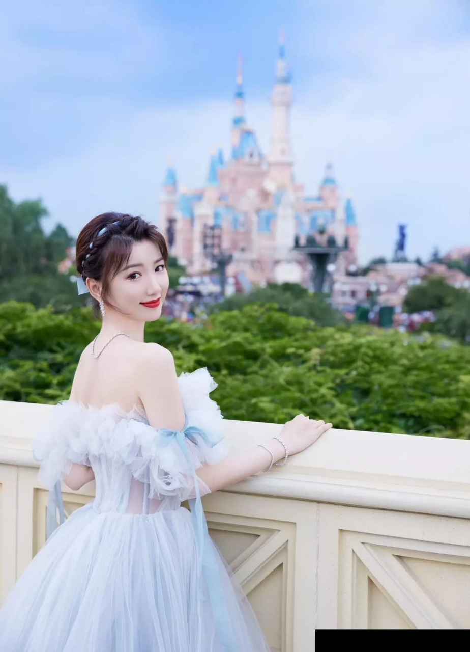 总之,毛晓彤是一个内外兼修的美女,让人无法抗拒她的魅力.