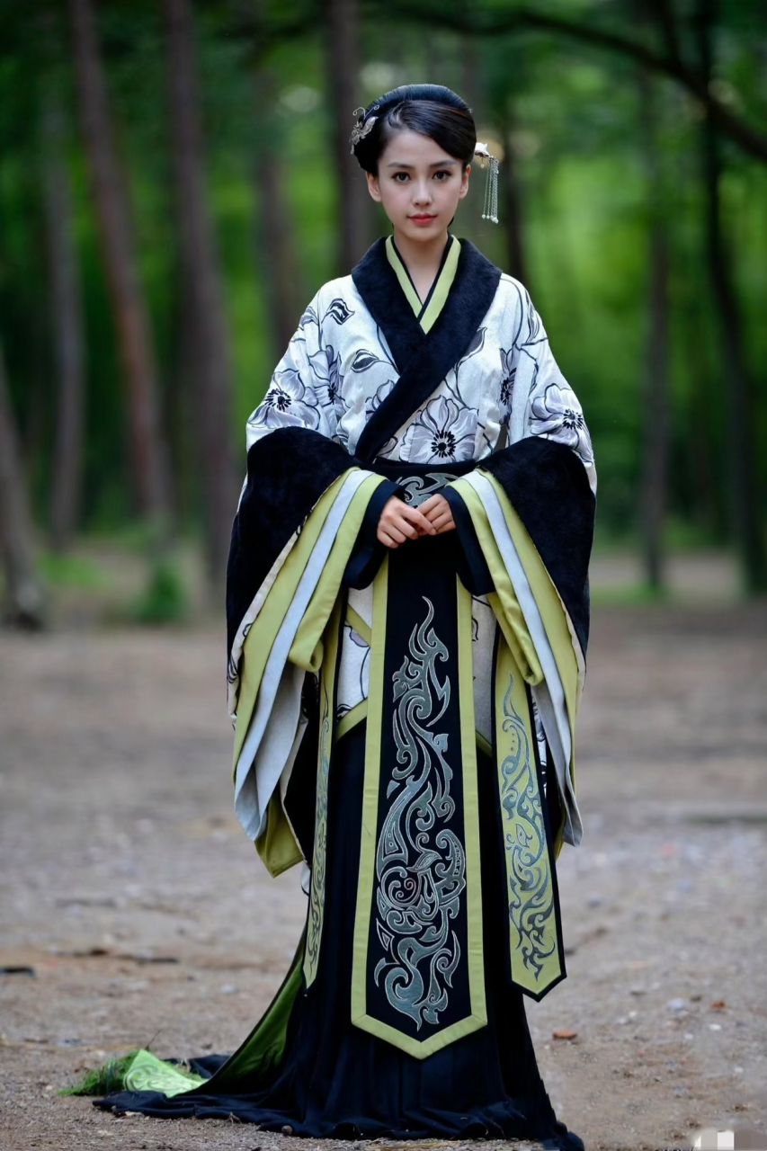 杨蓉与杨颖在《云中歌》中的服装造型堪称一绝.