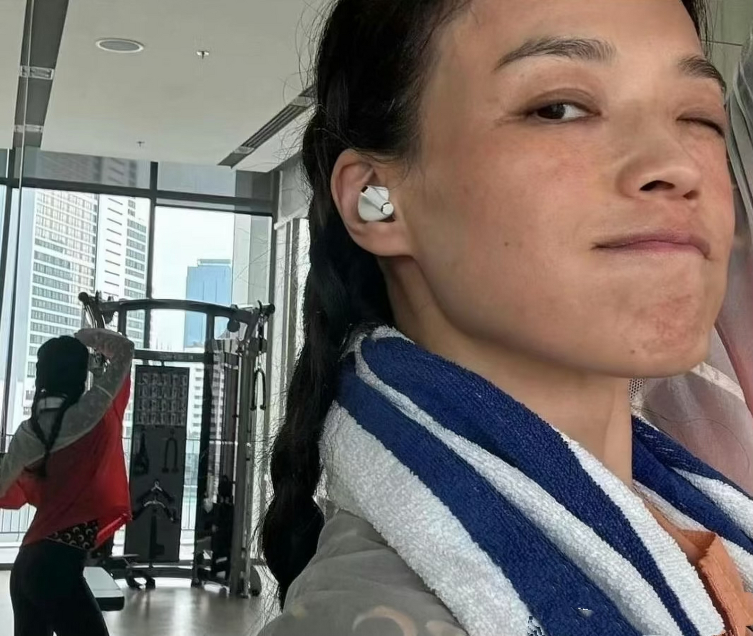 舒淇全素颜出镜,雀斑点缀脸庞,毫无修饰地展现了最真实的自己.