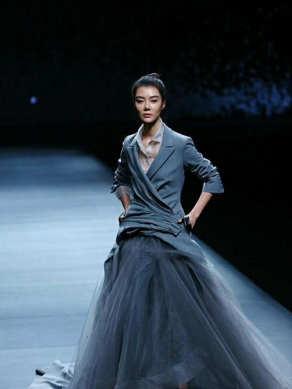 《完美关系》中的车晓,她那纤瘦如竹竿般的身材,简直令人叹为观止.
