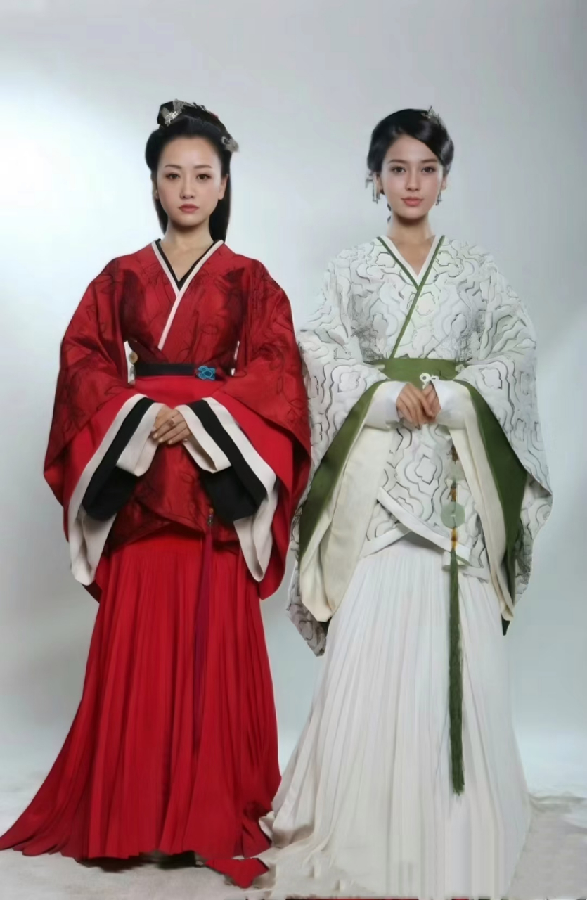 杨蓉与杨颖在《云中歌》中的服装造型堪称一绝.