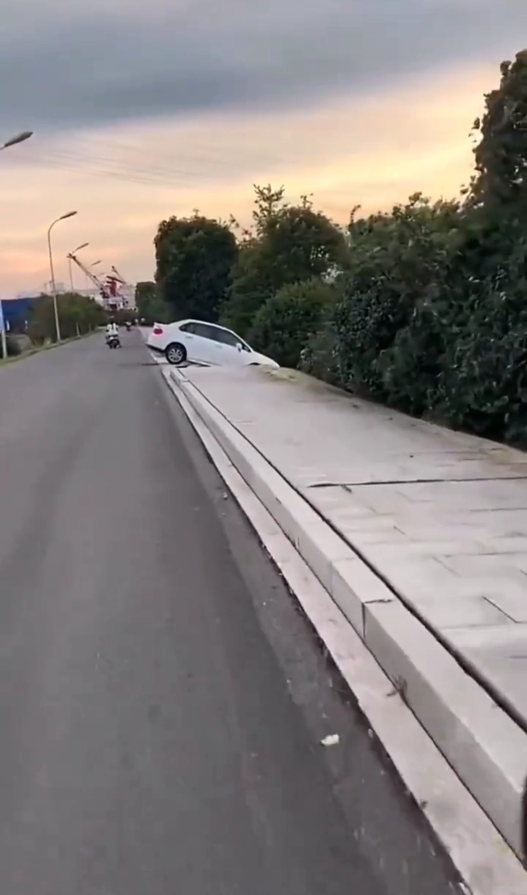 看到一则看不清也听不懂的外地人轻生视频,看着揪心