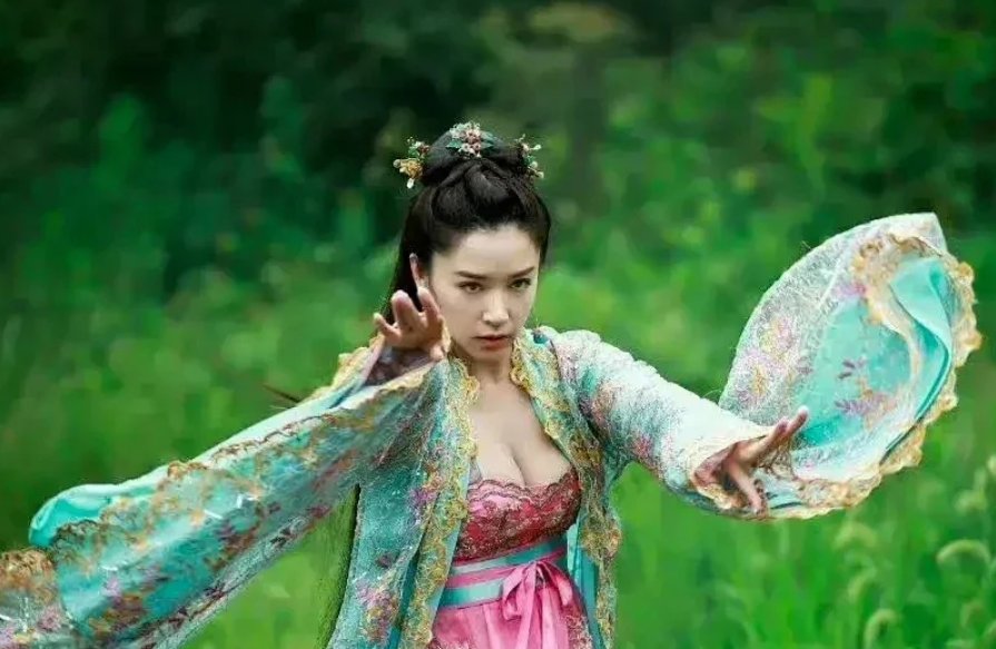 阚清子在《通天狄仁杰》中的一系列造型, 这个造型师也太会了,真能