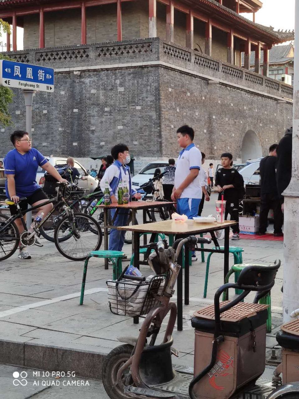 小学生练摊喝啤酒,朋友好意上前劝阻,竟引发学生和摊主的不满.