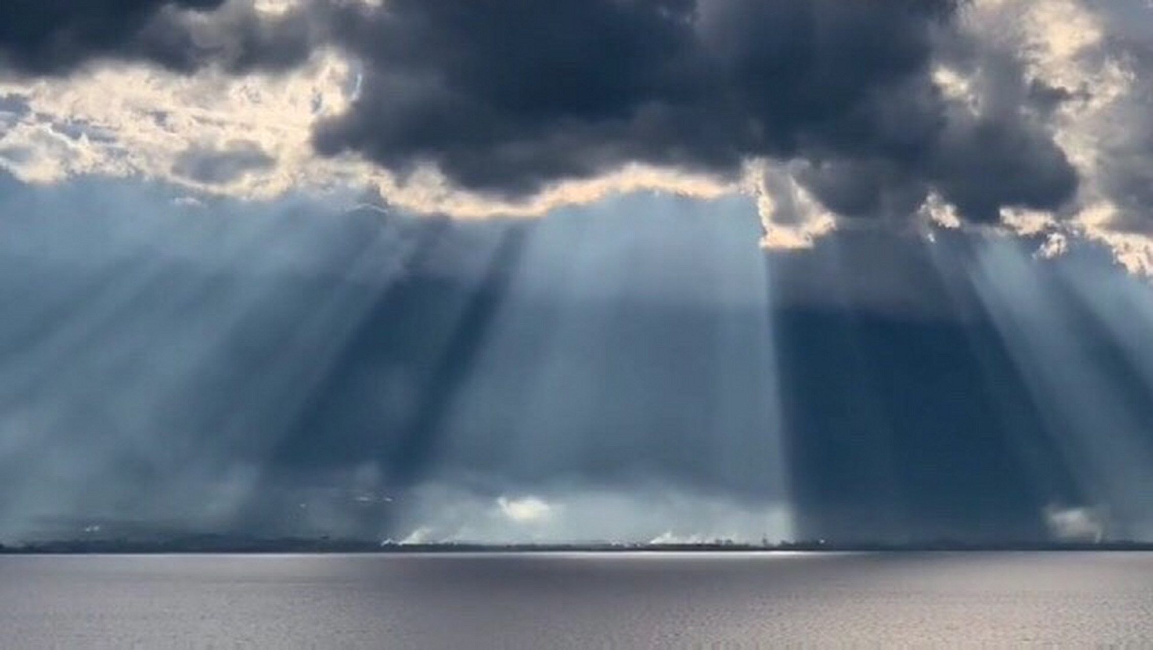 满天的乌云终究是遮不住万丈阳光!