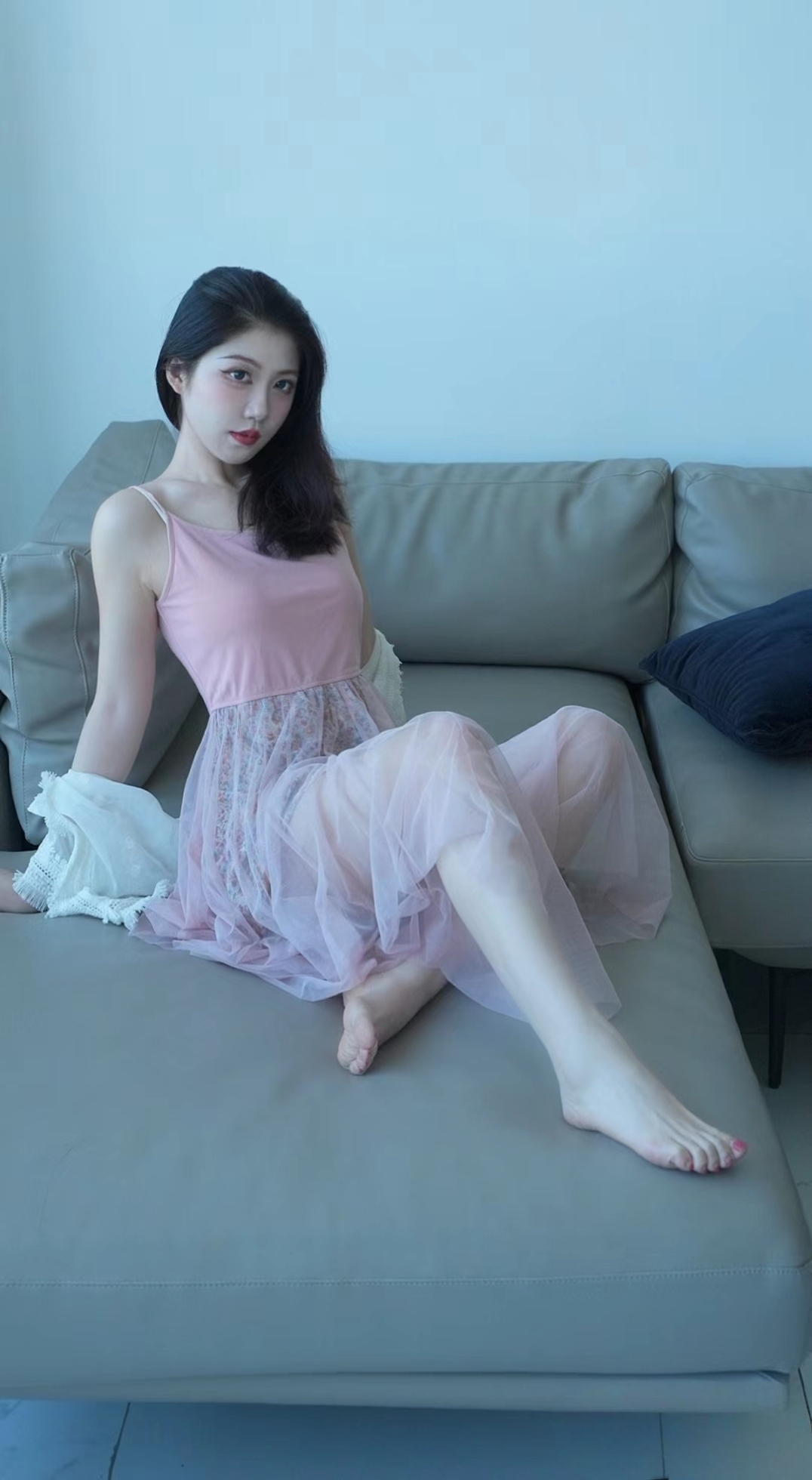 喜欢臭美的妹妹今天穿了件新裙子,坐在沙发上晃着腿,一副陶醉自我的