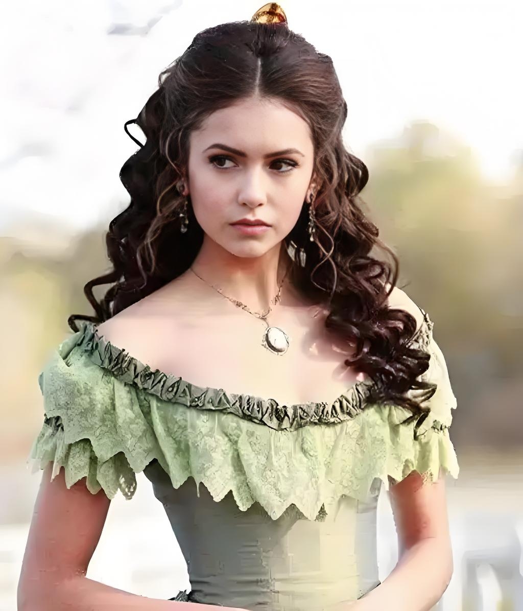 妮娜杜波夫,当年看吸血鬼日记超级喜欢她,她的脸太小巧了,五官精致