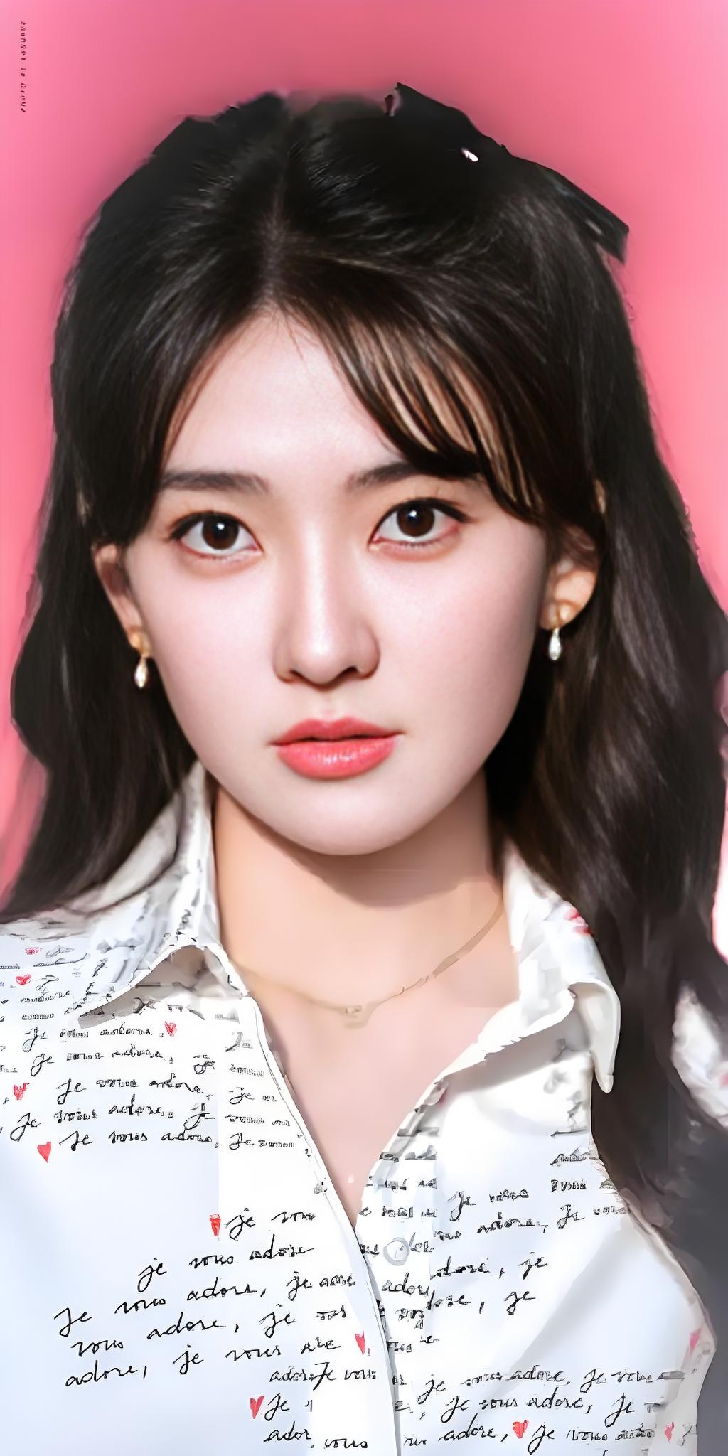 梁洁属于浓颜系美人,五官明艳大气,眼睛尤其好看,又大又亮,肌肤白皙