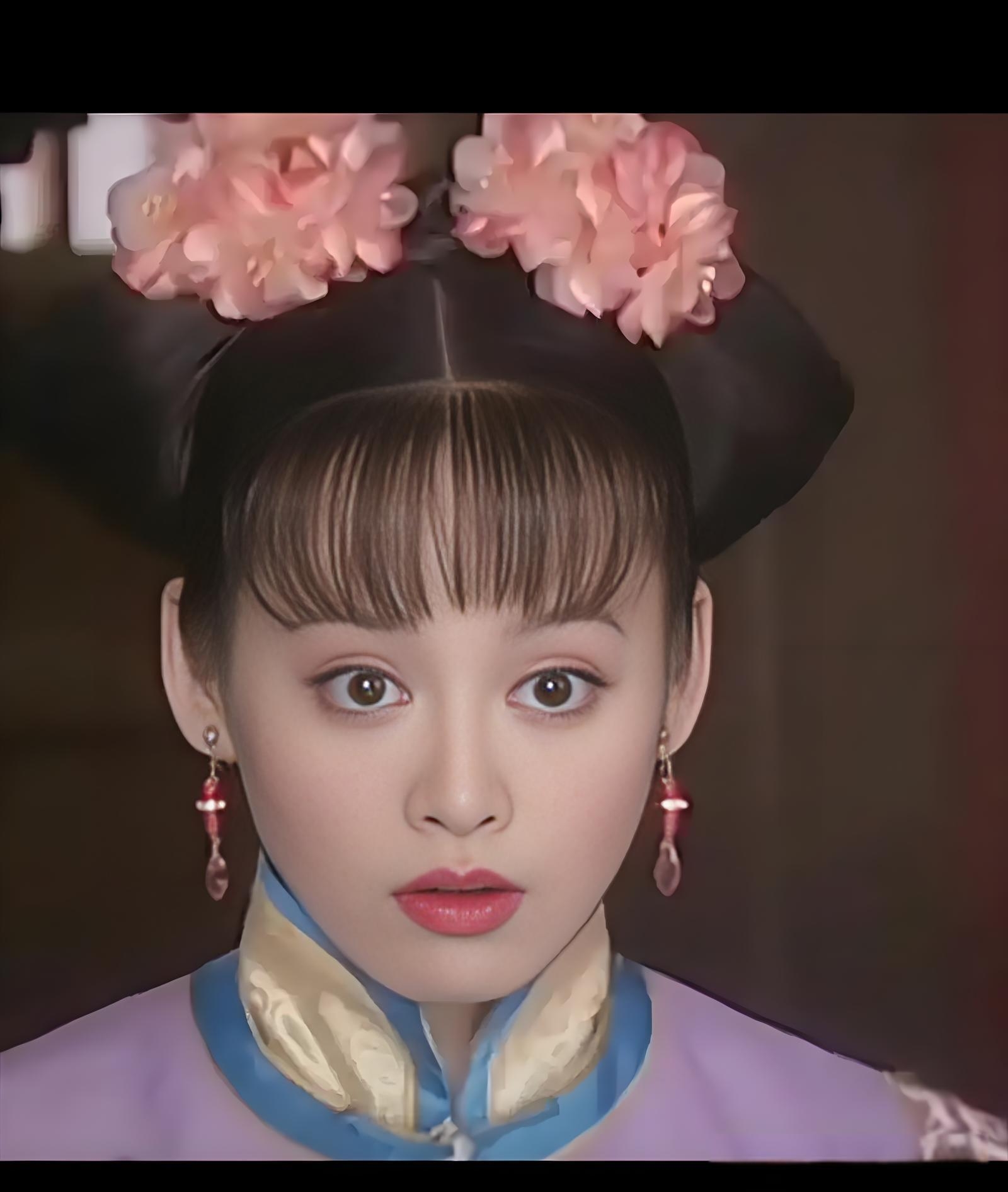 宁静是典型的浓颜系美人,年轻时得长相有点儿像洋娃娃般精致