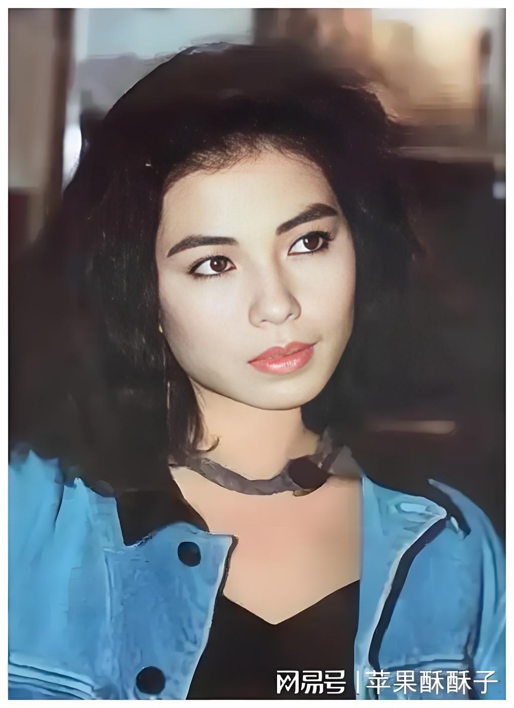 钟楚红,也是妥妥的浓颜系美人,明亮的眼眸,红唇白肤,浓密的头发,偶尔