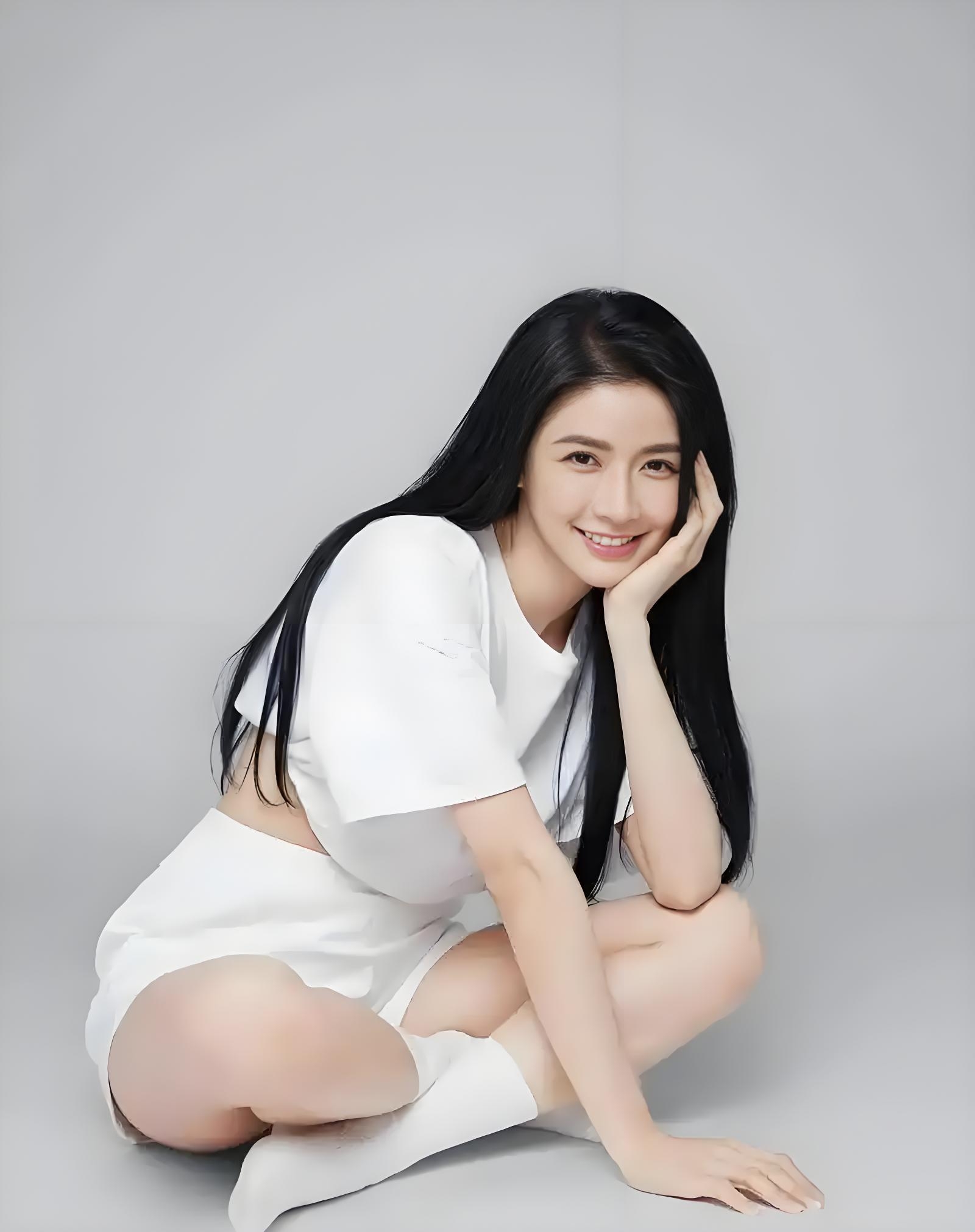 蔡卓宜,也被称为氧气美女,她身高1米63,体重42公斤,身材比例相当不错