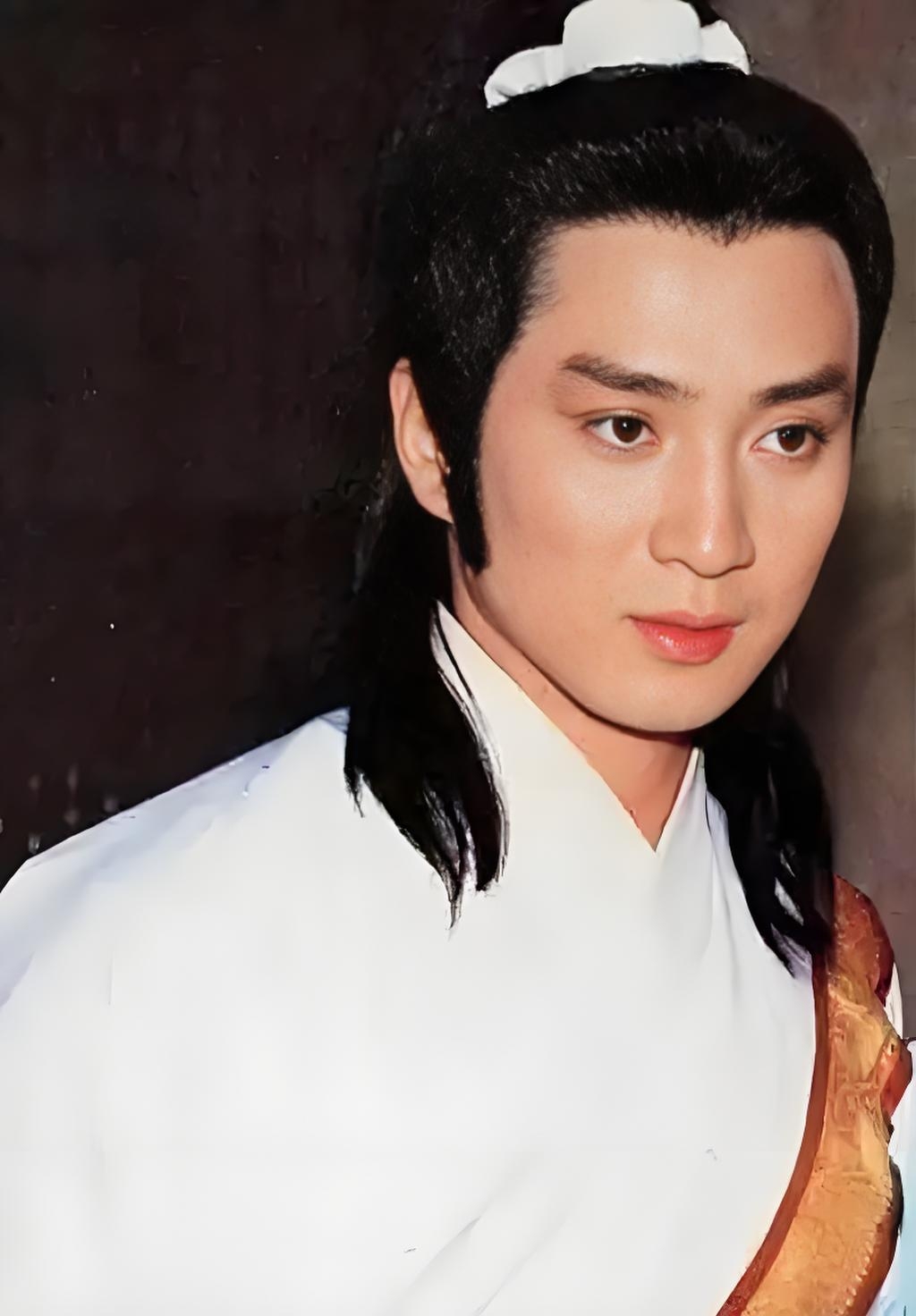 汤镇业五官立体,长身玉立,眼神深邃,极具个人魅力