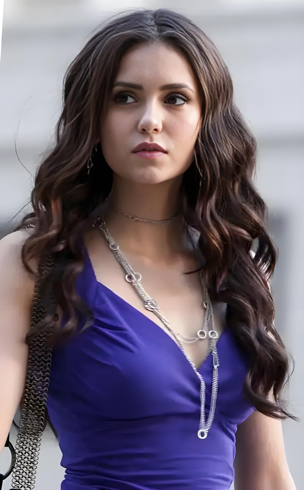 妮娜杜波夫,当年看吸血鬼日记超级喜欢她,她的脸太小巧了,五官精致