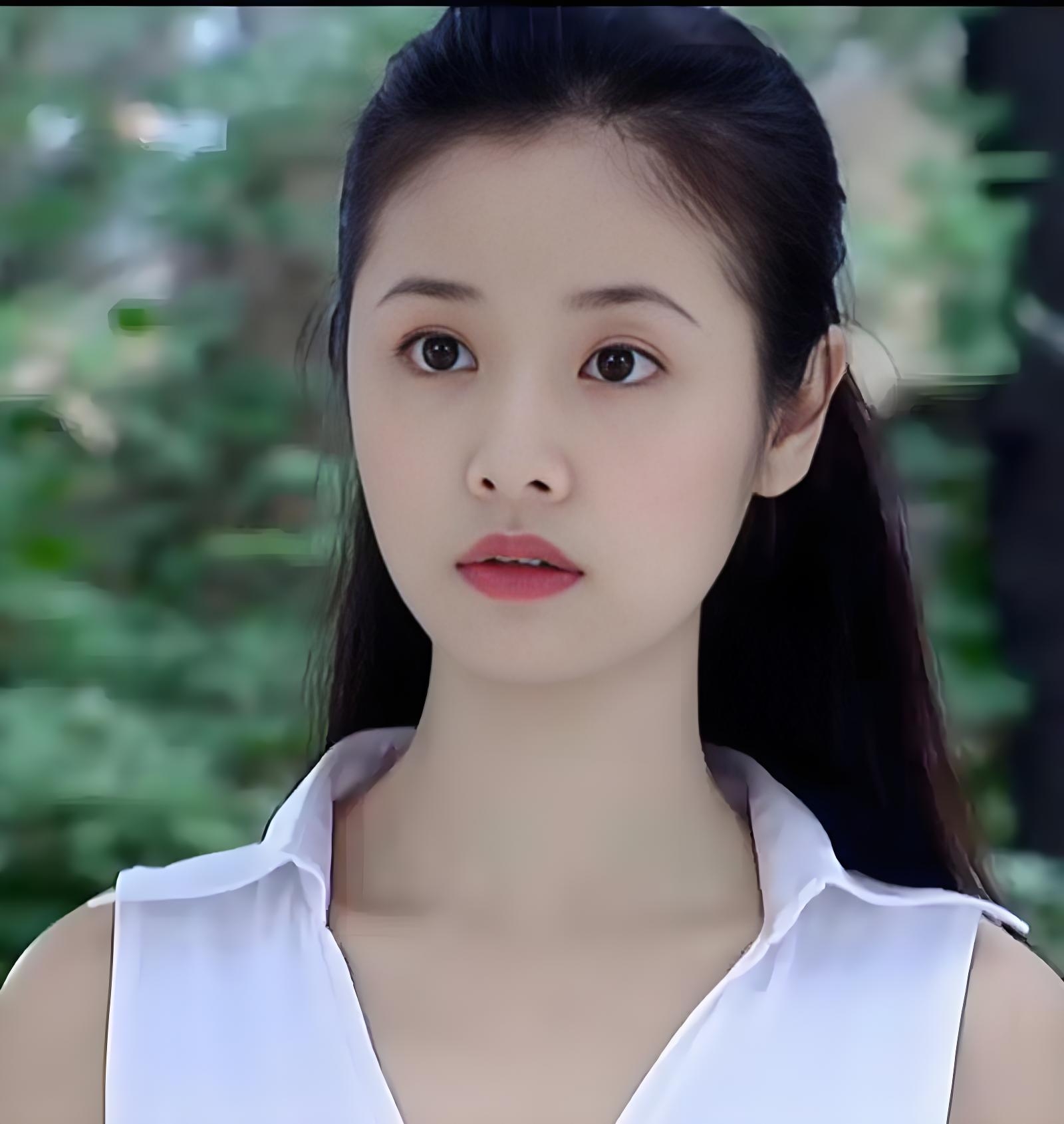 林心如年轻的时候是真的好看,她的五官精致,脸蛋圆润,脸颊两侧的酒窝