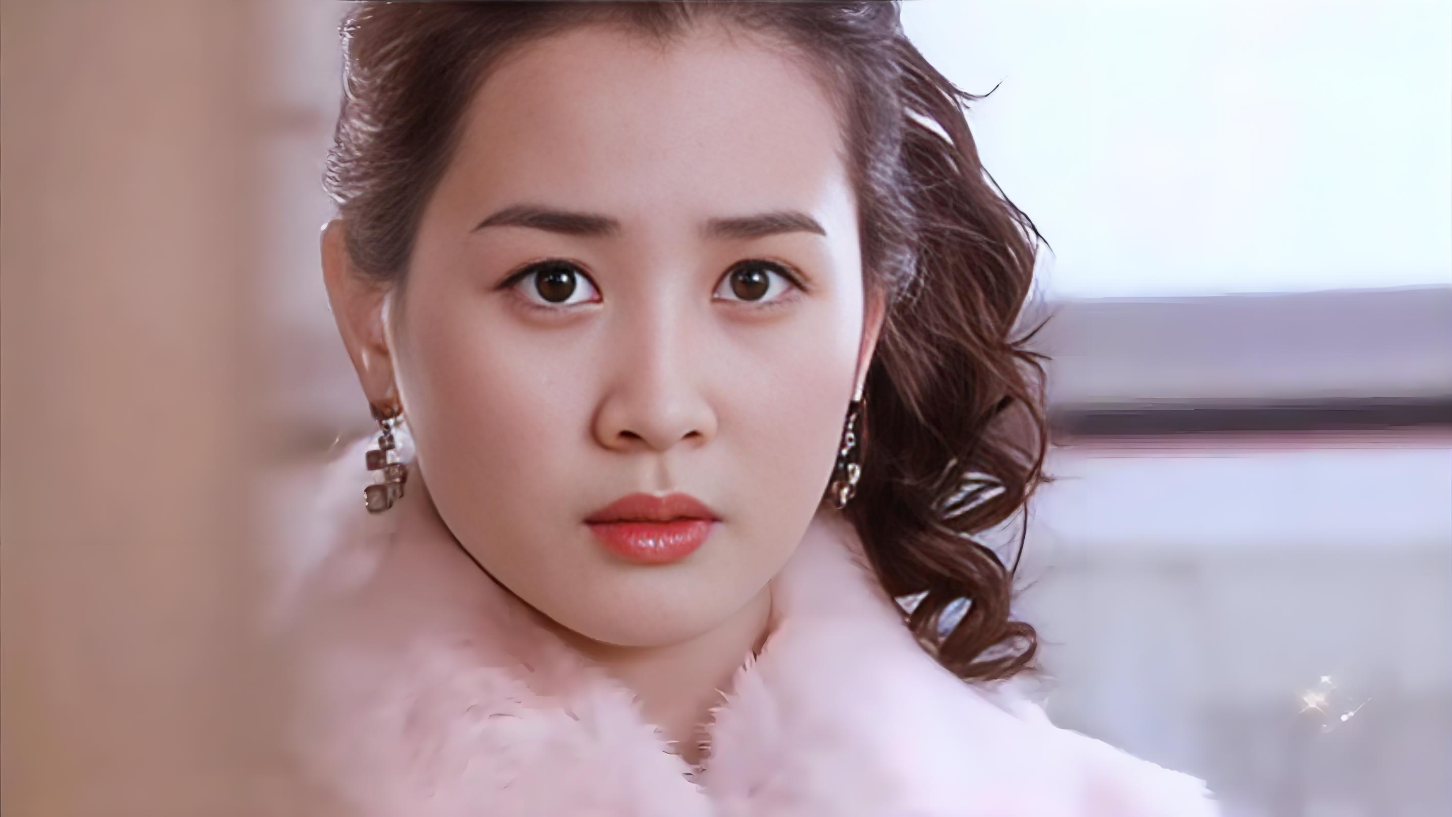 李多海的眼中仿佛藏着星辰大海,尤其她笑起来时让人感觉春天来了