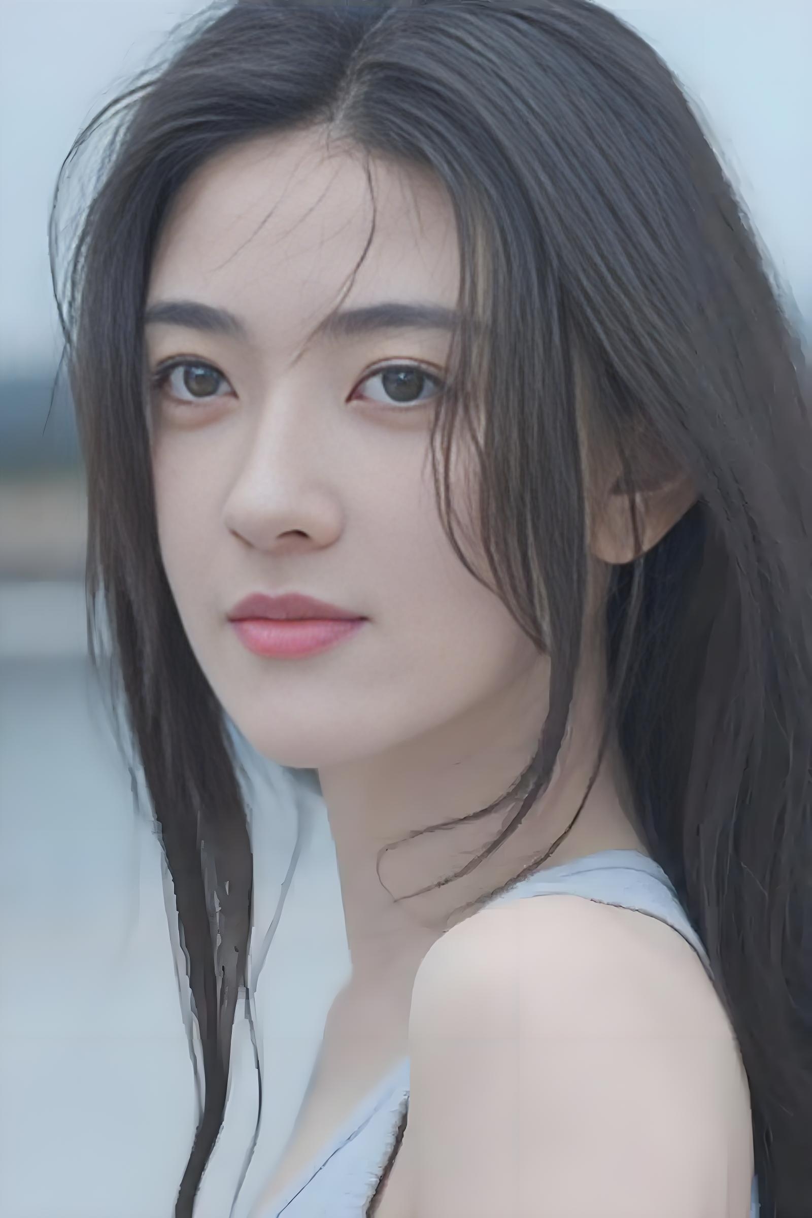 梁洁属于浓颜系美人,五官明艳大气,眼睛尤其好看,又