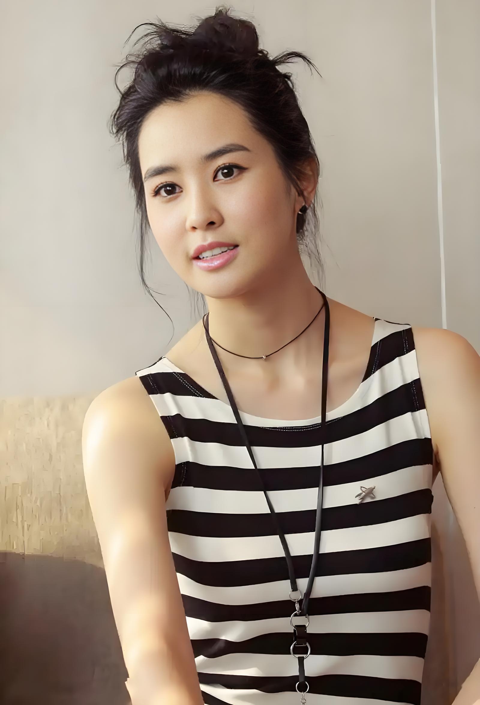 李多海的眼中仿佛藏着星辰大海,尤其她笑起来时让人感觉春天来了