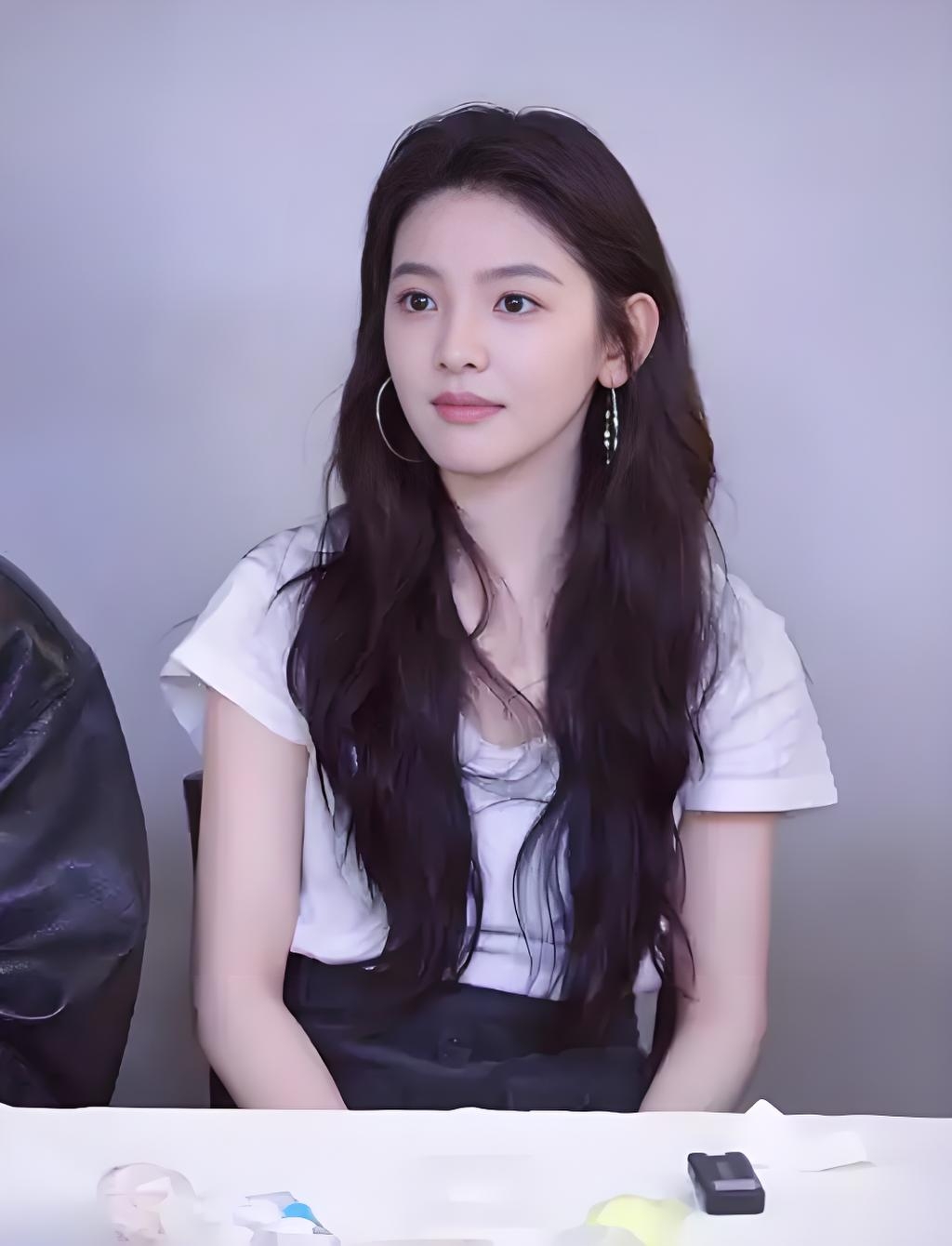 章若楠的脸很幼态,极具辨识度,脸型实在是太好看了,而且她身上有一种