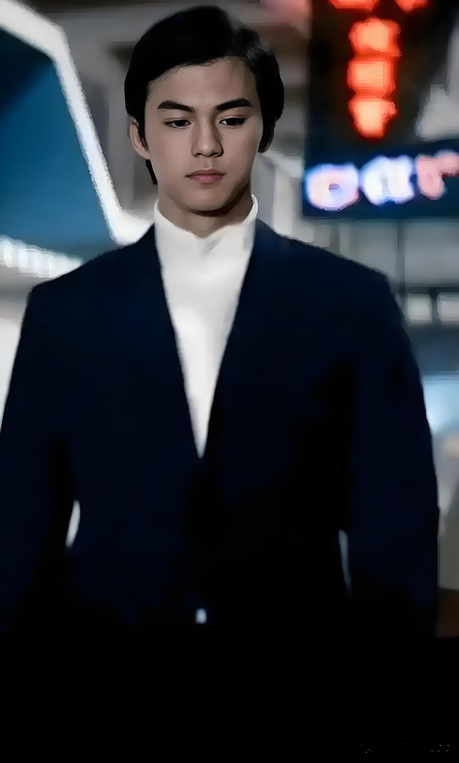 狄龙年轻的时候也是帅得惊为天人,可惜后来一秃顶形象全变了,可见头发