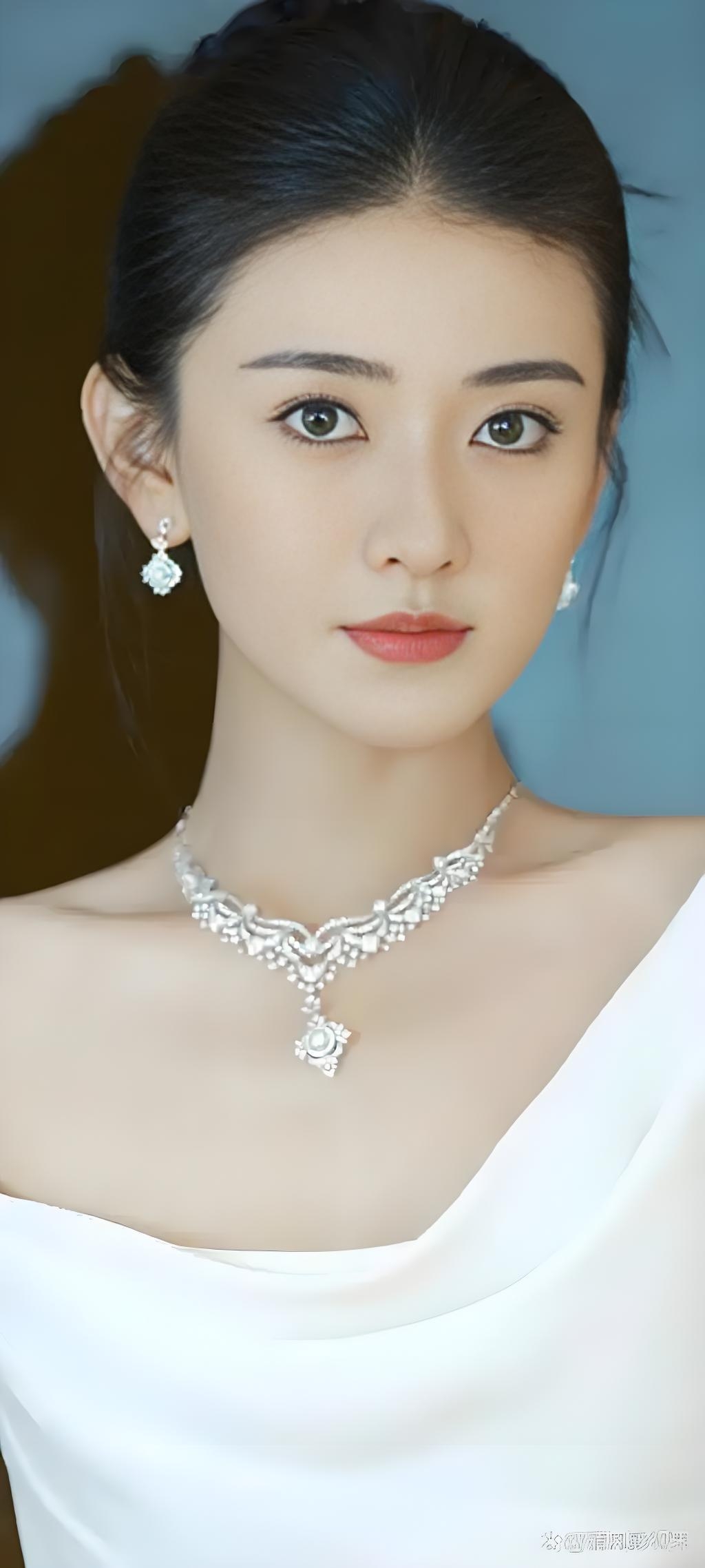 梁洁属于浓颜系美人,五官明艳大气,眼睛尤其好看,又