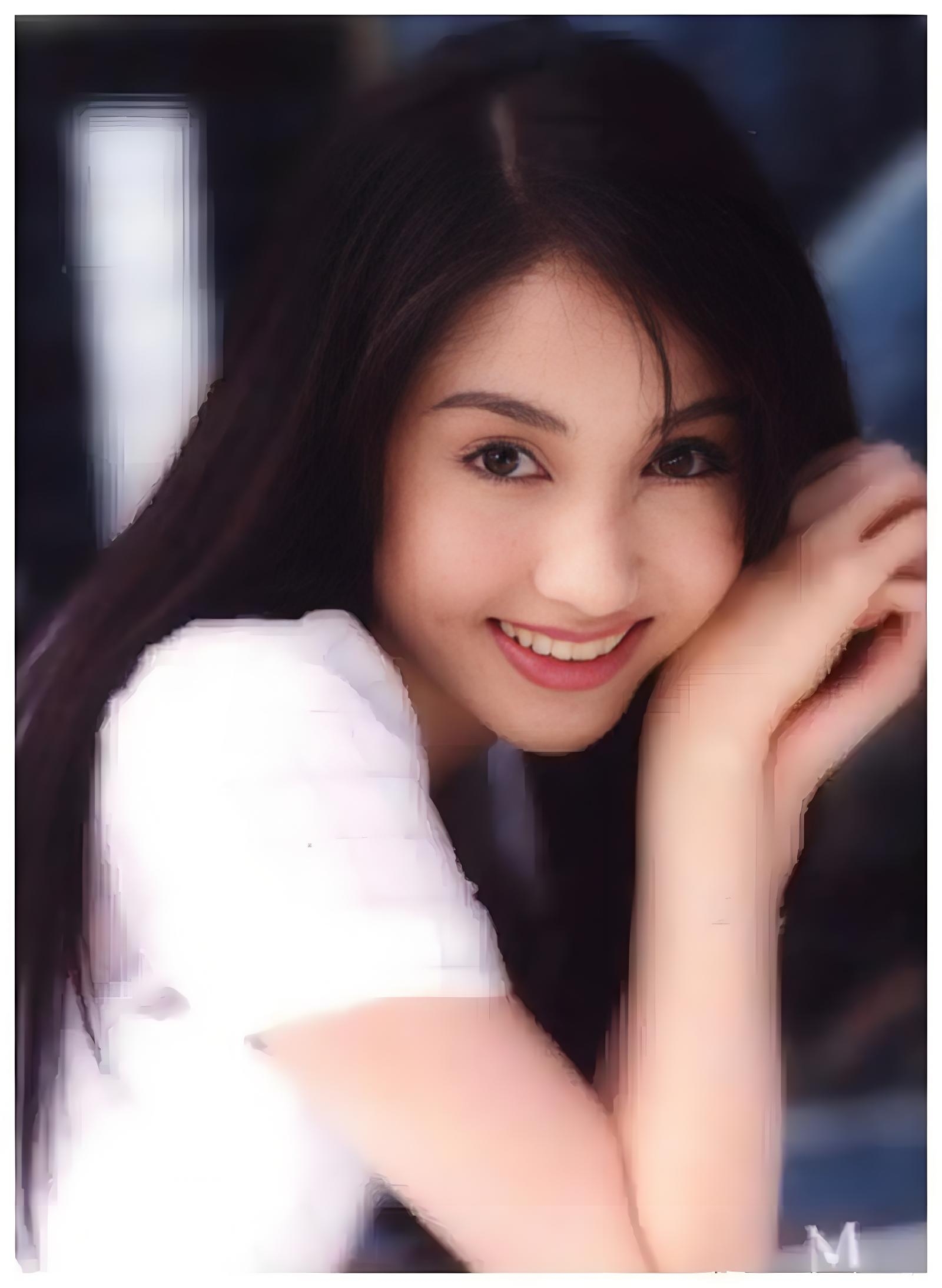 黎姿是个美人毋庸置疑,她可以清纯甜美,也可以妩媚动人,眼波流转间又