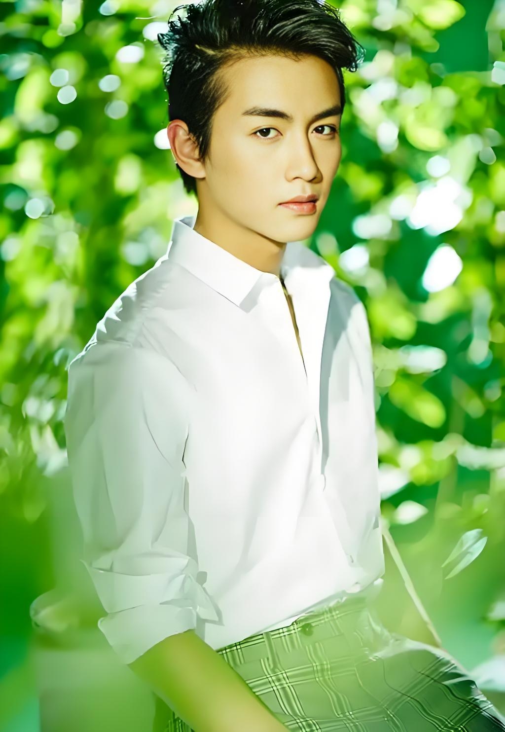 陈晓刚出道的时候是真的帅,眉目俊朗,身材比例很好,自带一种洒脱贵气