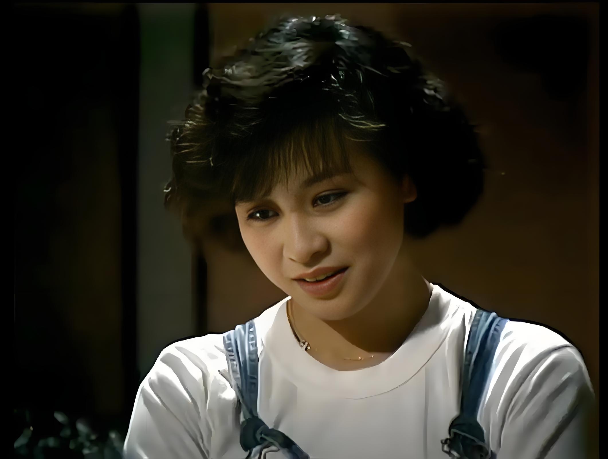 刘嘉玲,五官精致得像画出来的,眼睛炯炯有神,长发清纯短发干练,各种