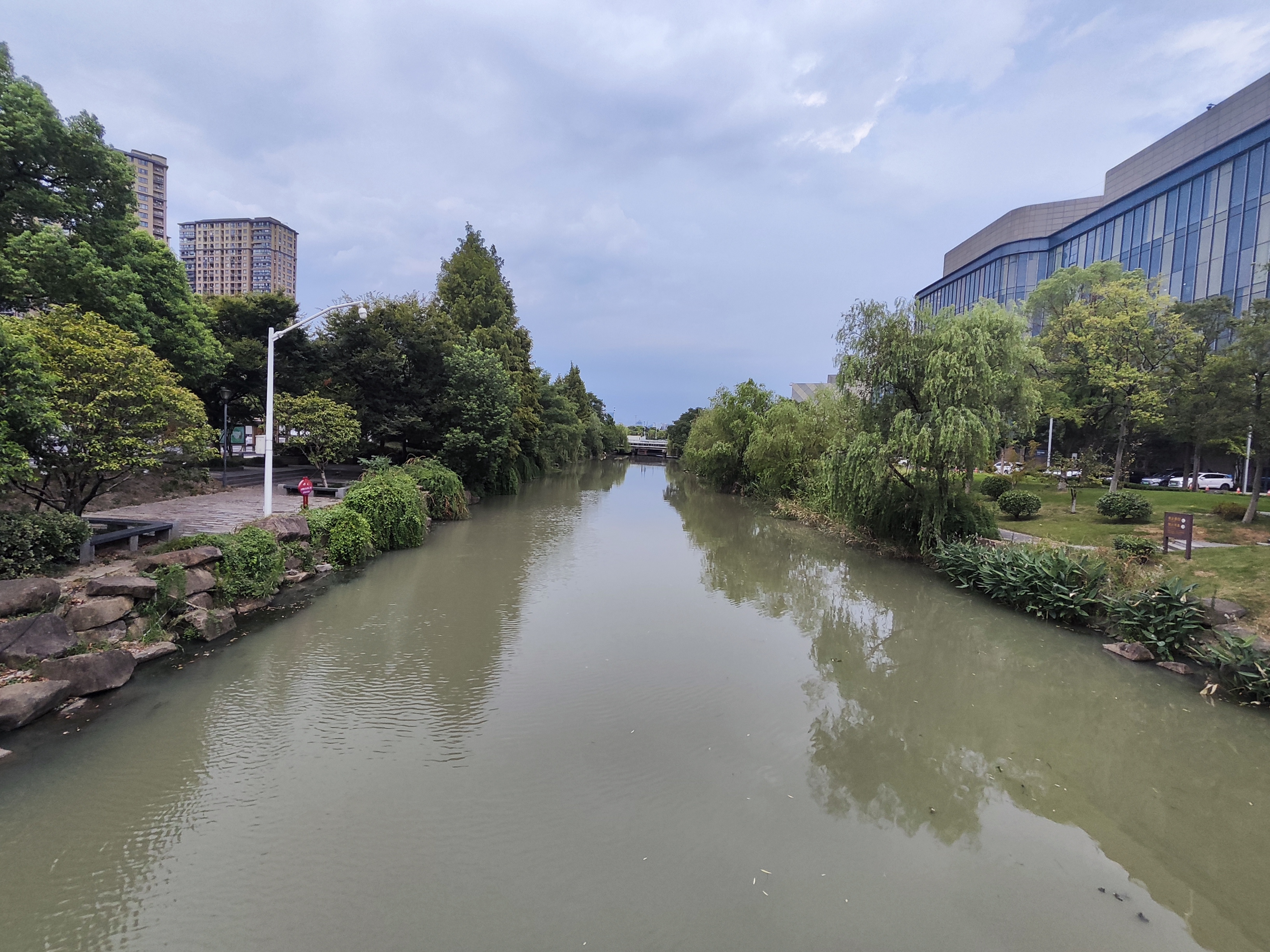 68杭州白马湖公园是一个集自然风光和人文景观于一体的综合性城市