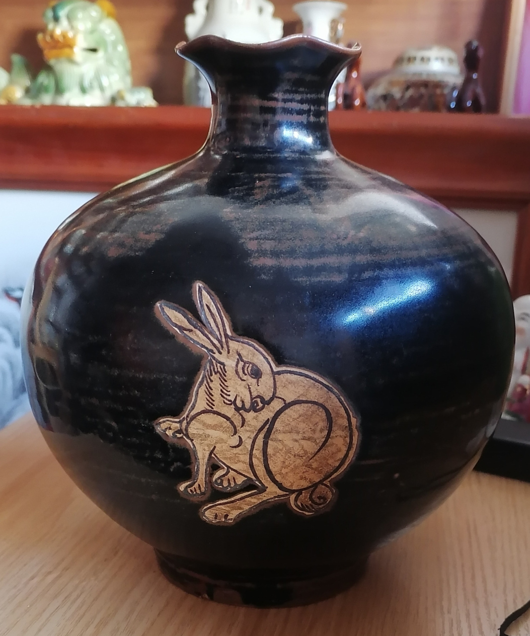 千年窑火,宋代吉州窑黑釉贴花彩绘兔纹石榴尊,兔年的尾声得遇一兔