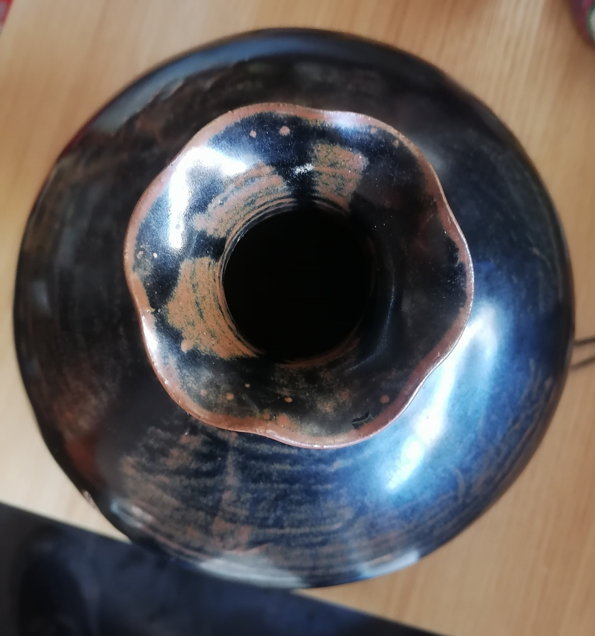 千年窑火,宋代吉州窑黑釉贴花彩绘兔纹石榴尊,兔年的尾声得遇一兔