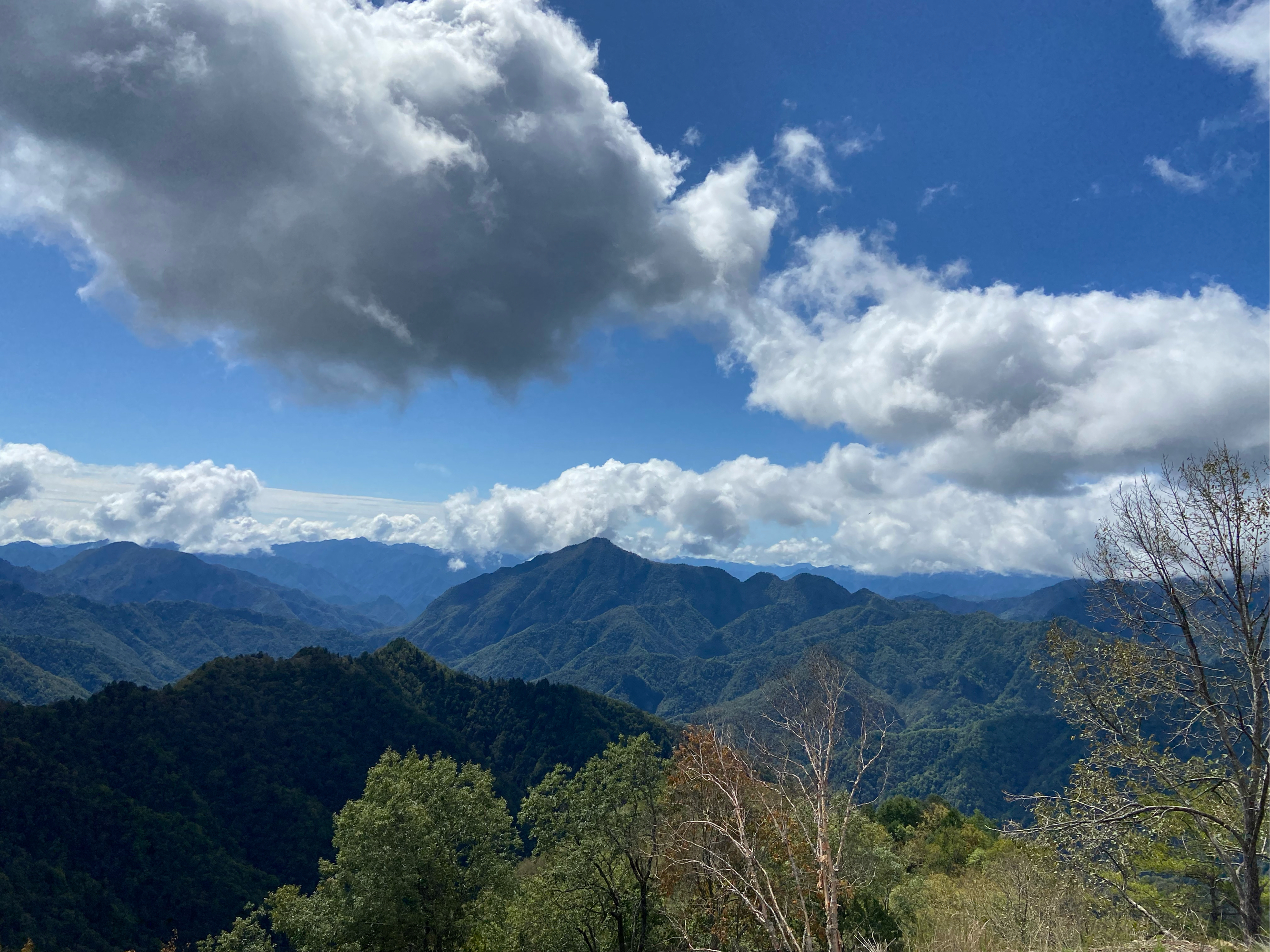 连绵起伏的山峰图片