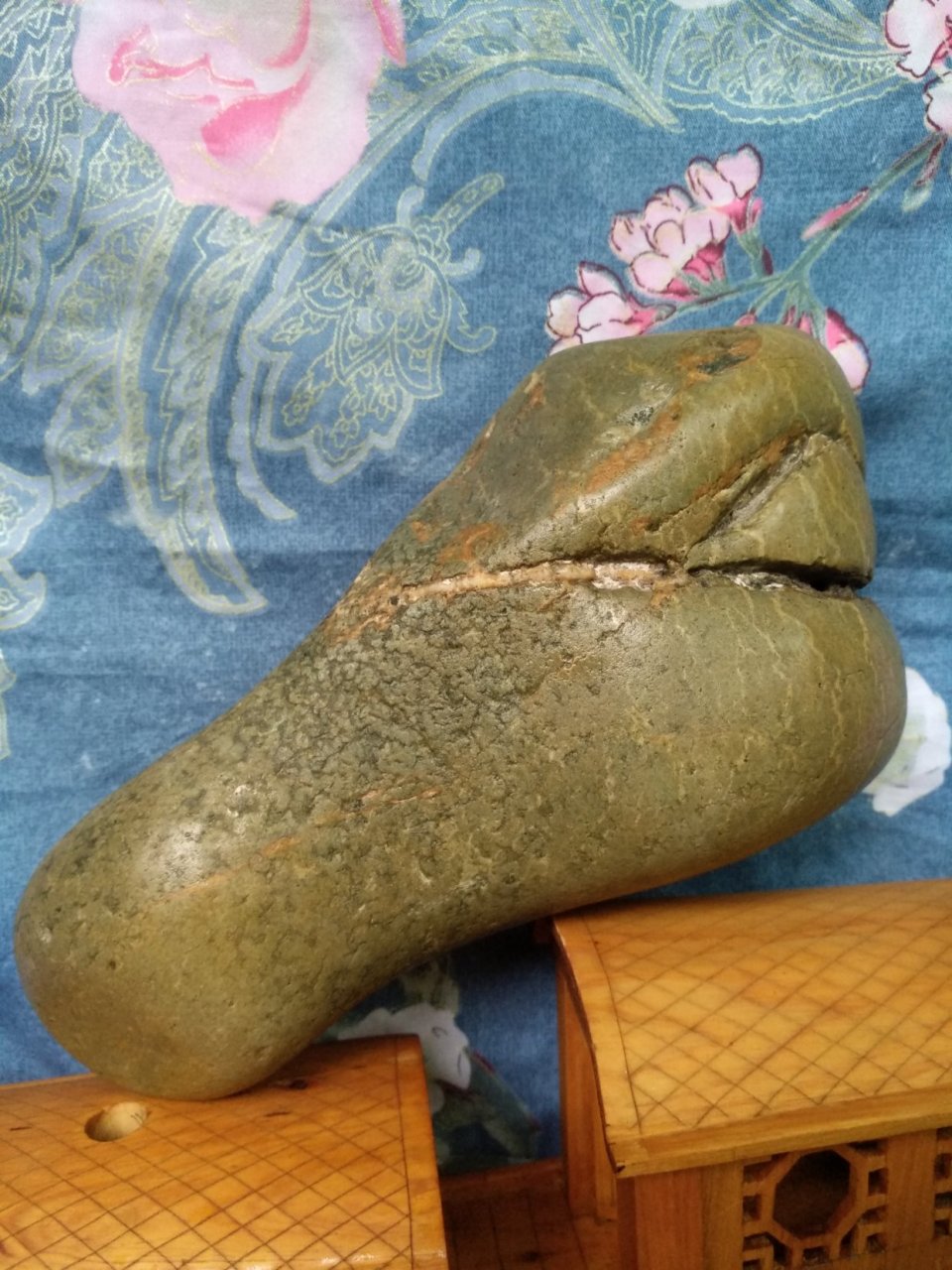 长江绿泥石.像型石.拳头.130x80x230厘米.