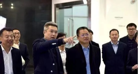 在"家族企业传男不传女"的固有认知里,福耀玻璃创始人曹德旺却上演