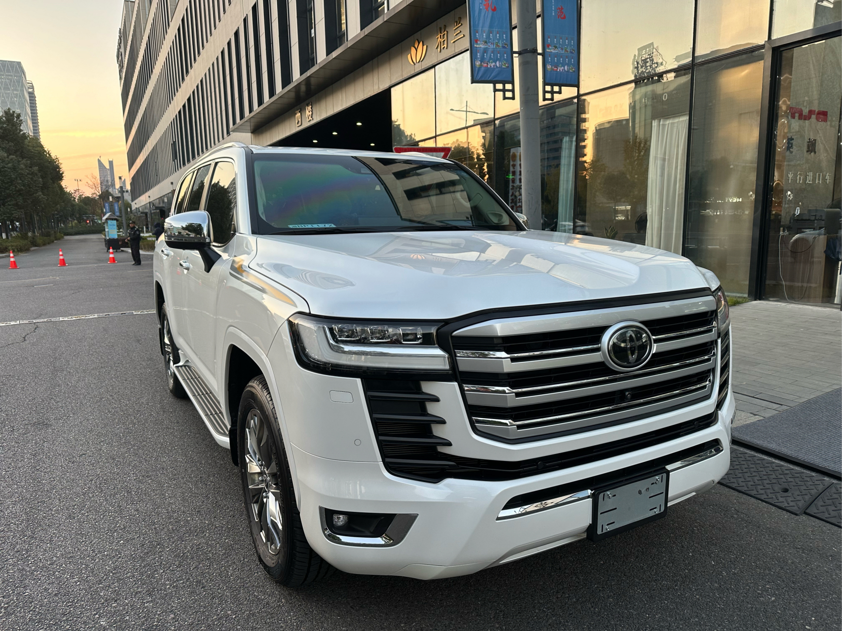 第一次近距离接触这辆白色兰德酷路泽,真的是被它的霸气所震撼!