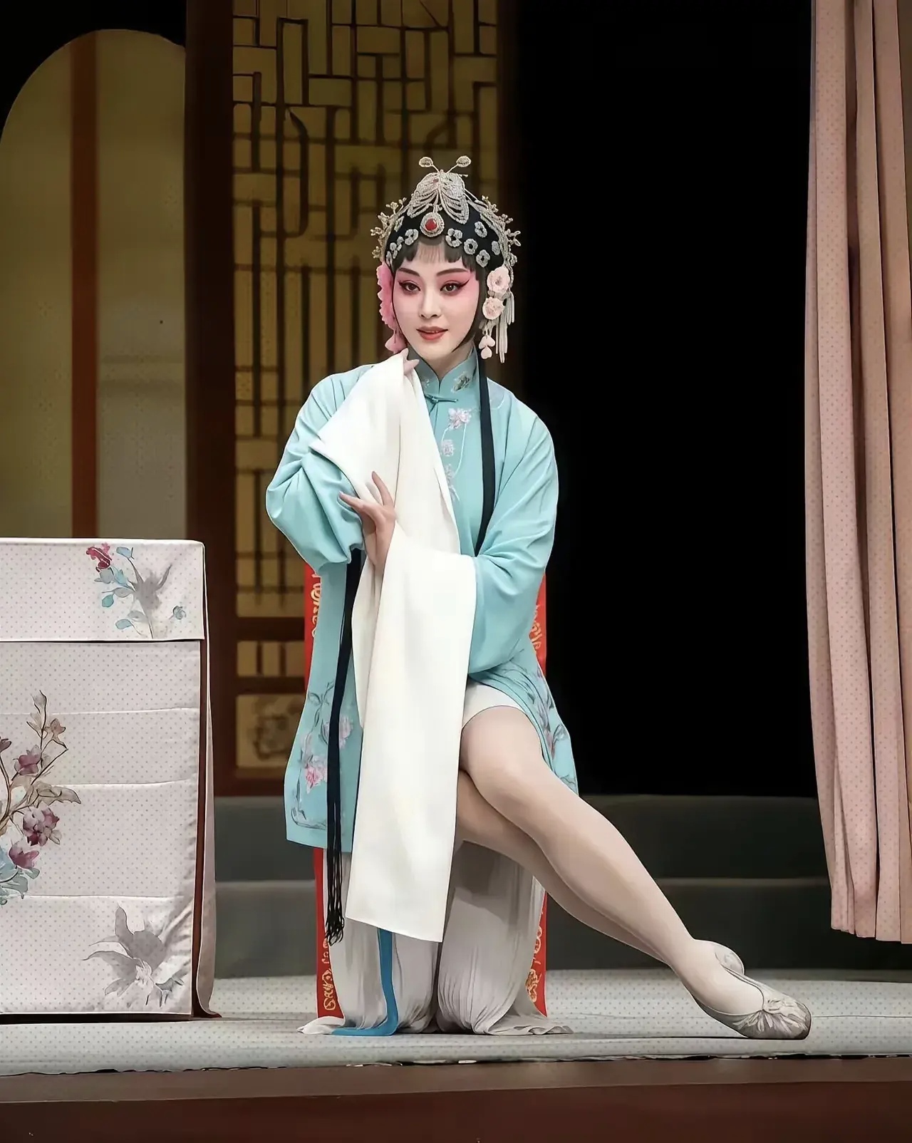 擦边擦出新高度,这种已经不是传统艺术了,而是故意在