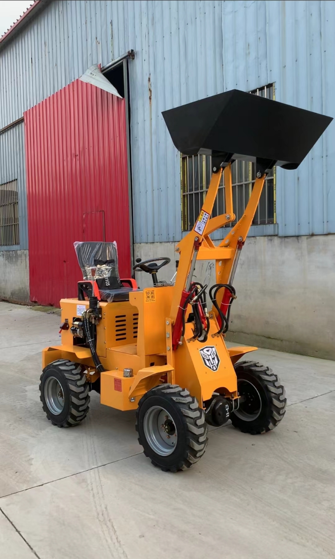 这款黄色小型装载机简直酷毙了!