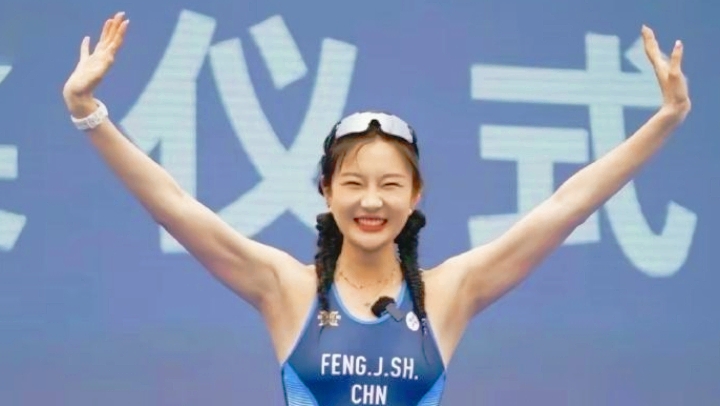 【中文版】  在遥远的未来,一个名为"文生视频大模型"的text-to-video