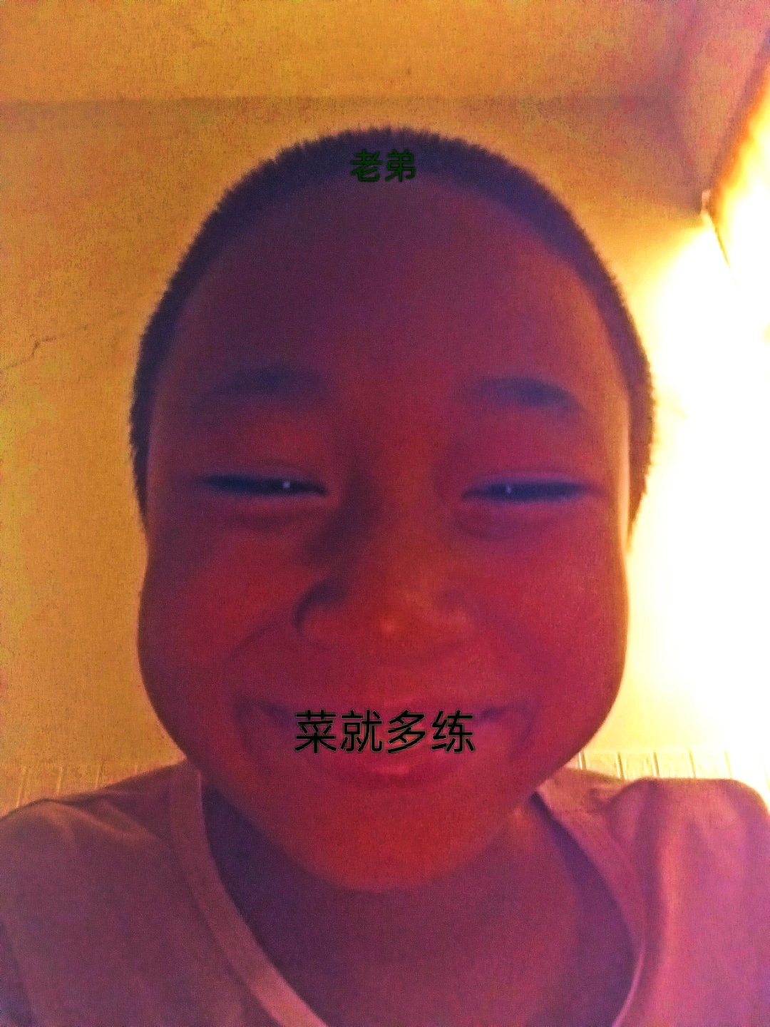 大家麻烦帮他做成表情包