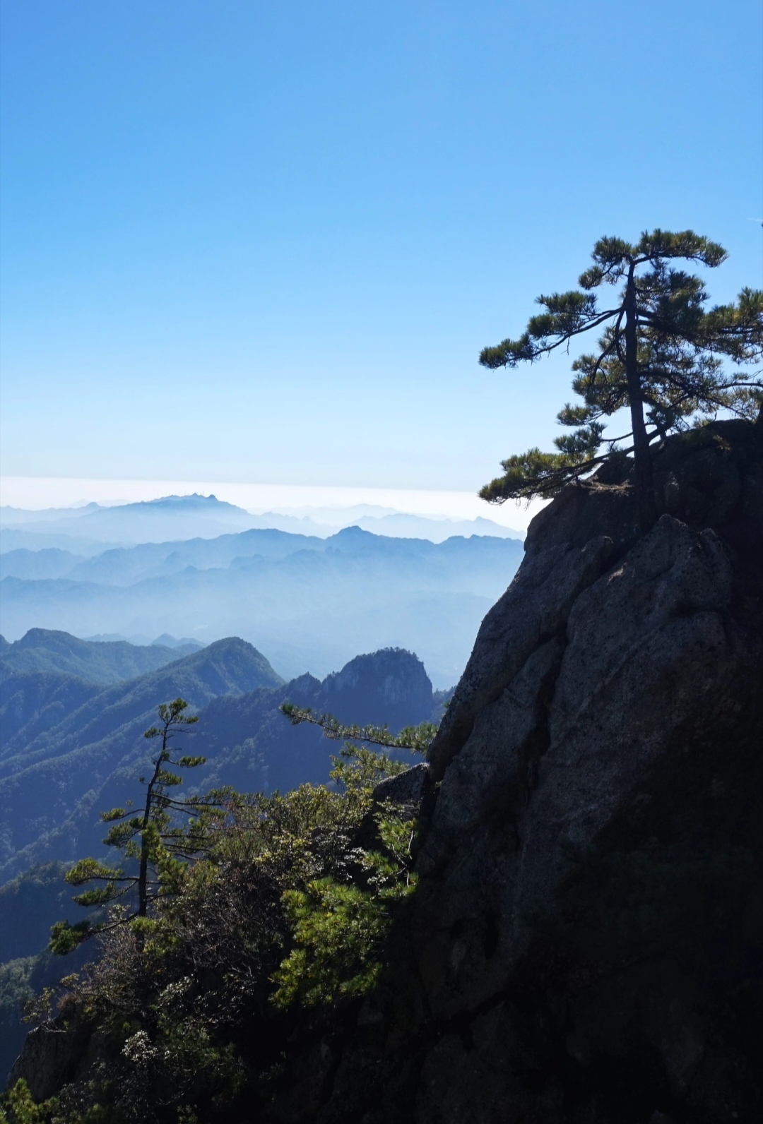 鲁山旅游攻略,包括景点,交通,住宿,美食等方面的信息:
