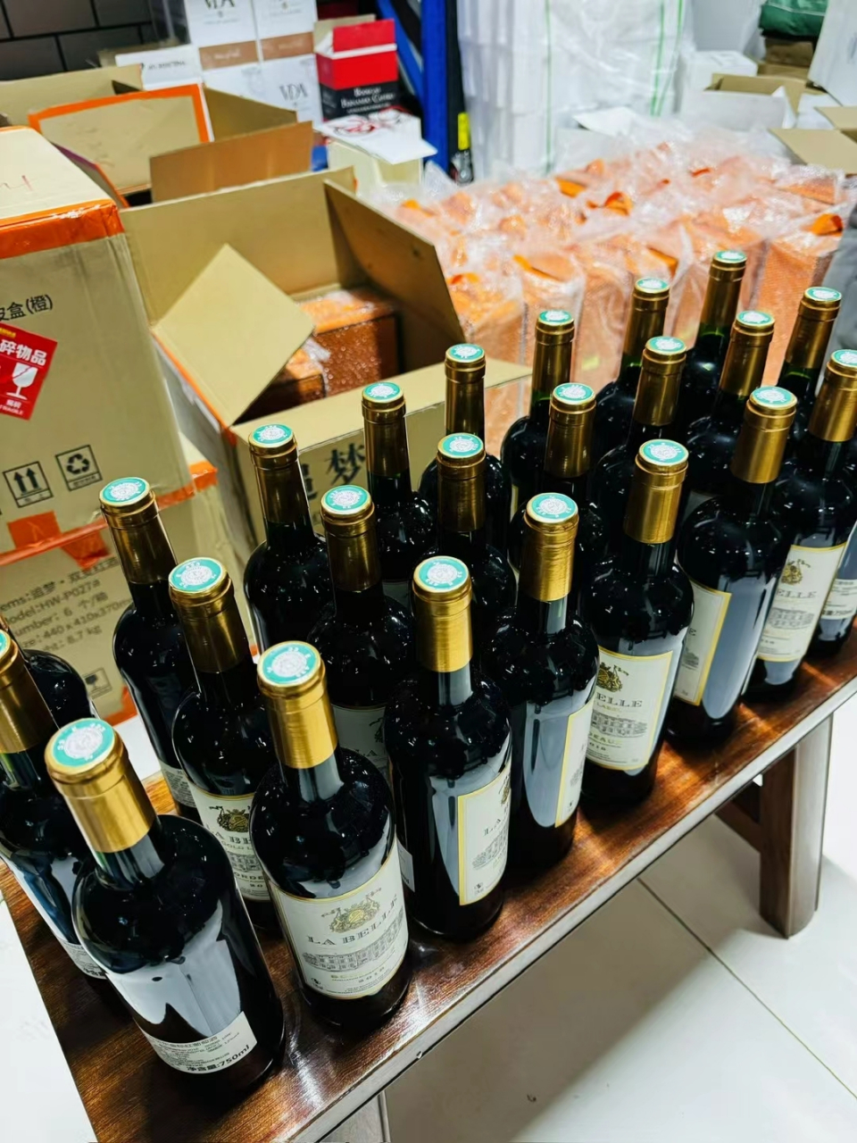 99在这张桌子上,每一瓶酒都藏着一个故事.