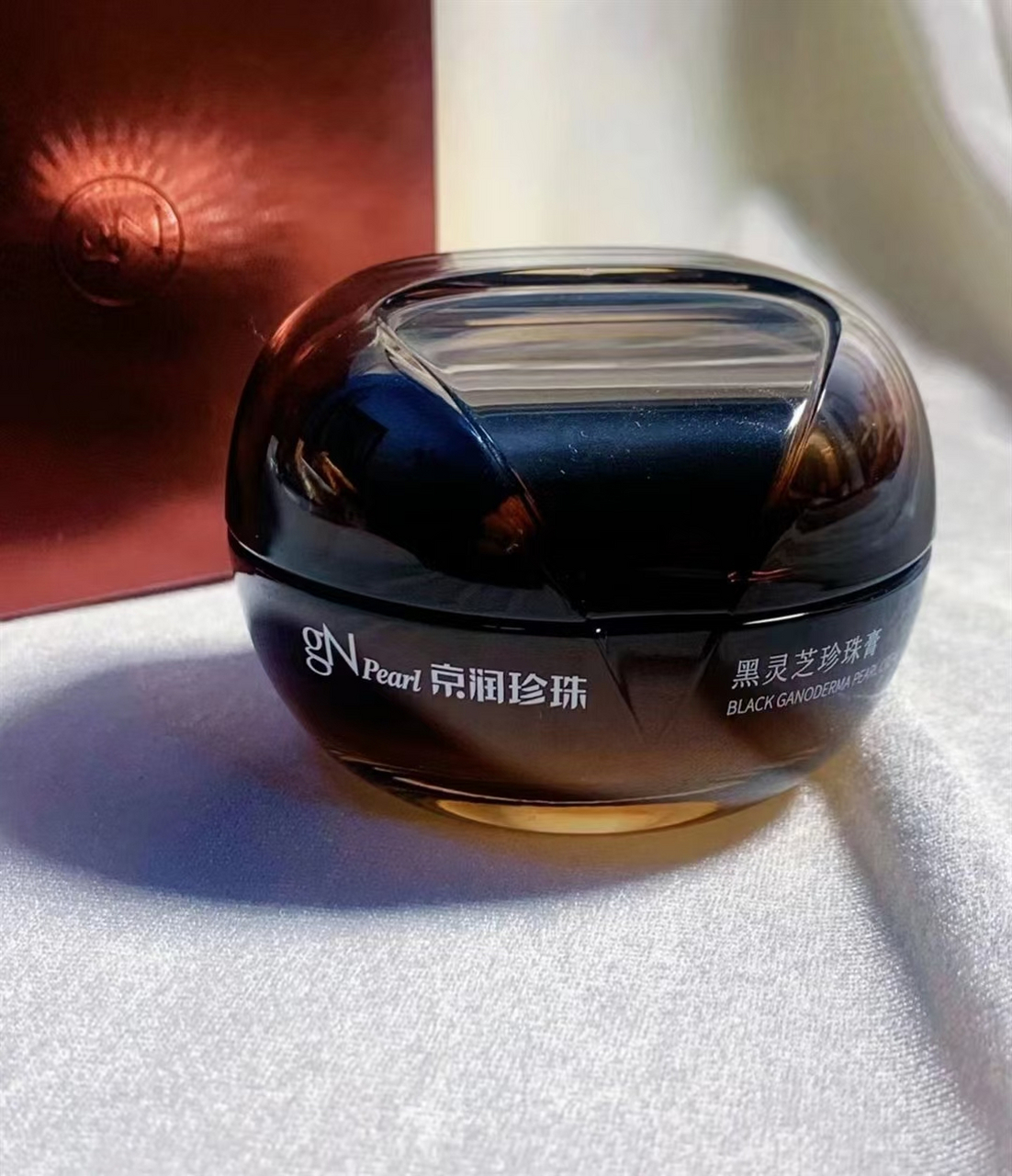 京润珍珠的黑灵芝珍珠膏是一款抗衰老面霜,适合所有肤质,质地滋润不