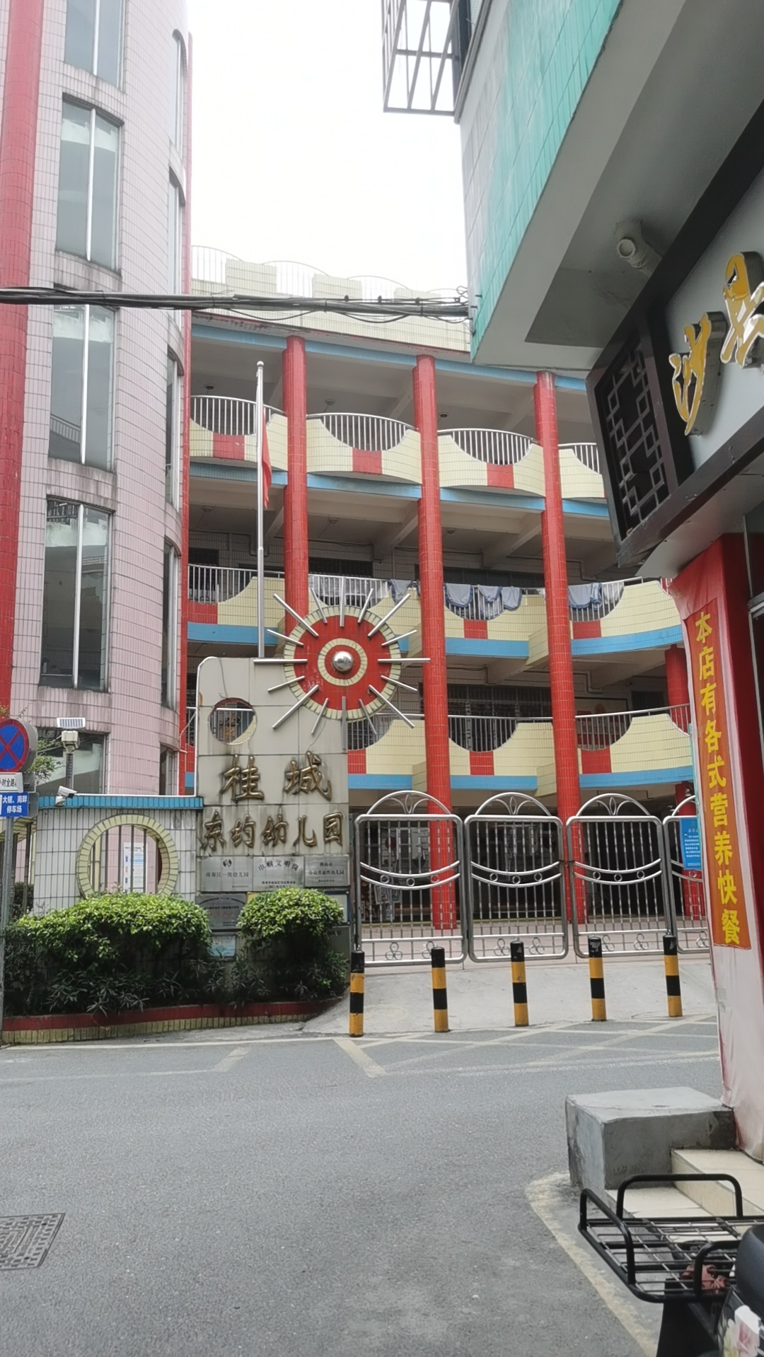 方圆一公里,三家幼儿园如奶茶一条街般密集,每日清晨,孩子们的欢声笑