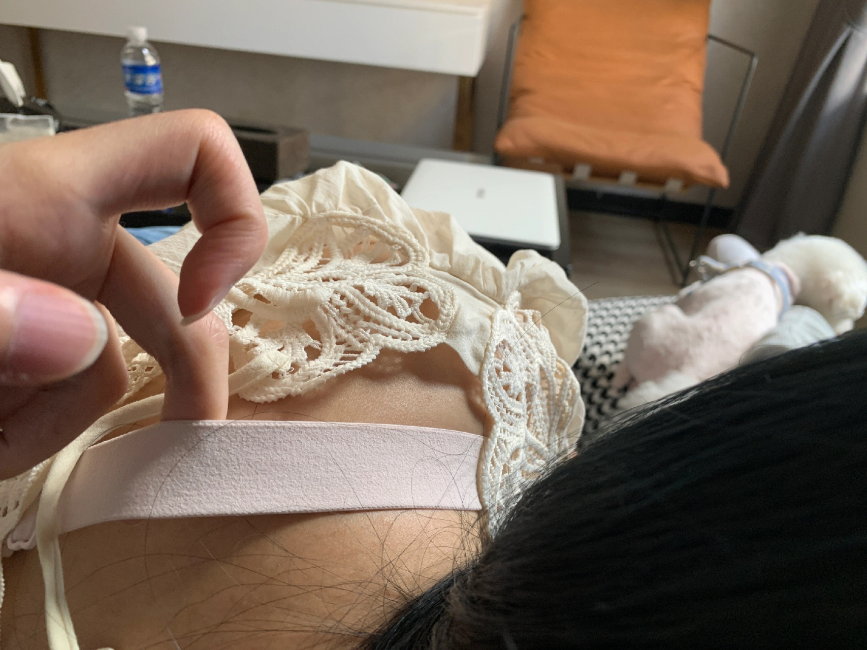 男生来回答,会弹女朋友肩带吗? 67