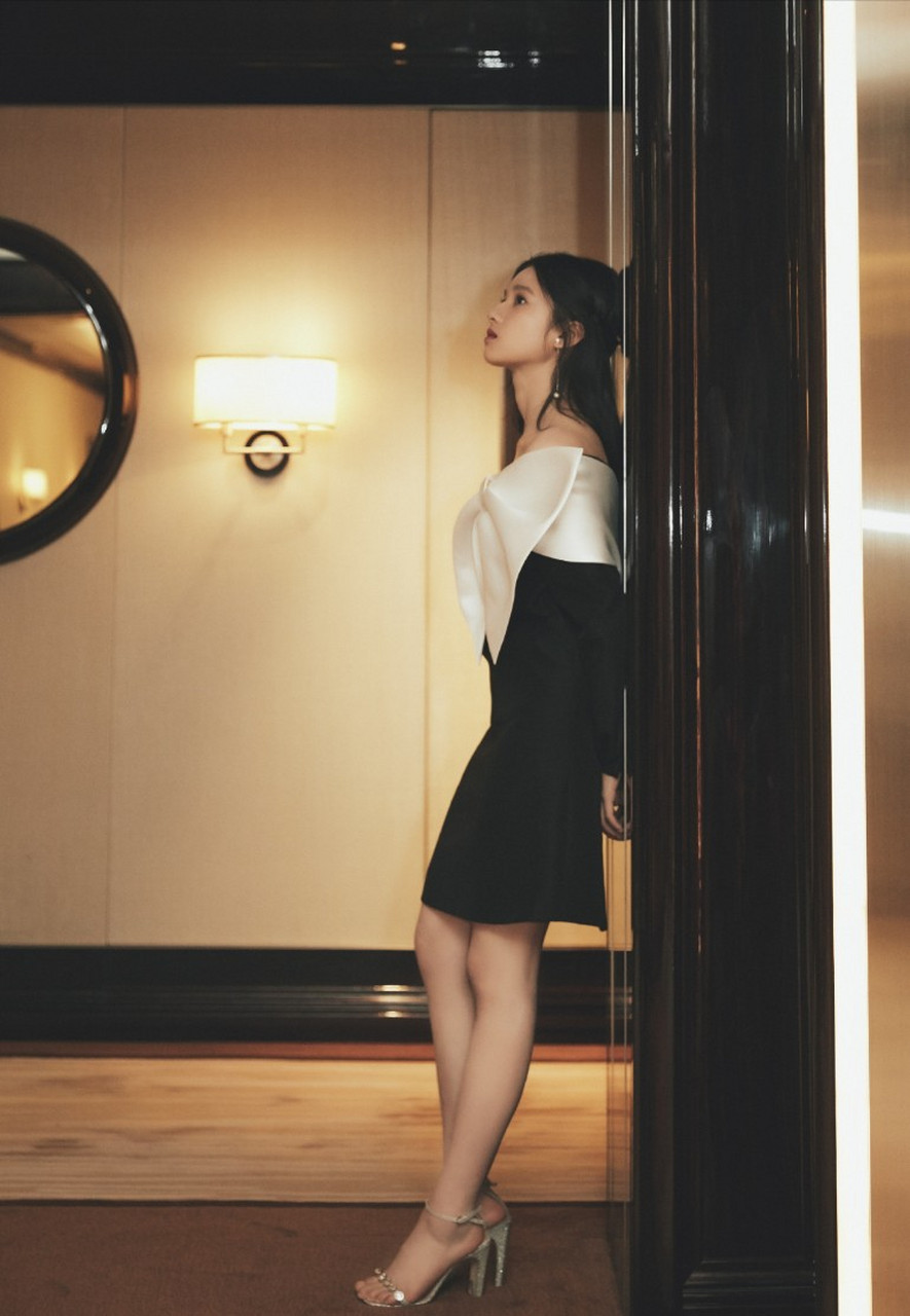 张靖仪一看就是实在人,不用拉长腿.