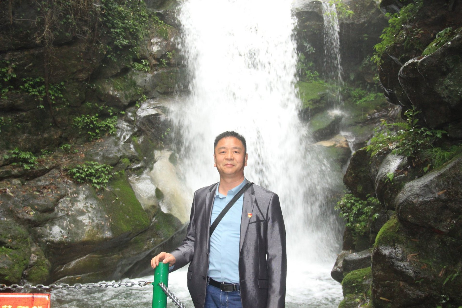 龙潭虎穴作奇游.