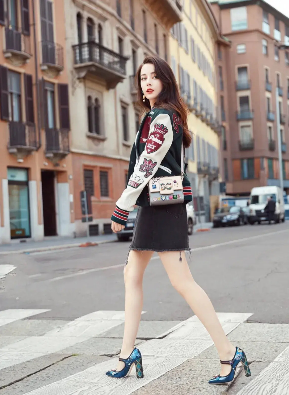 热巴街拍,这么好看的脸蛋被墨镜给封印了