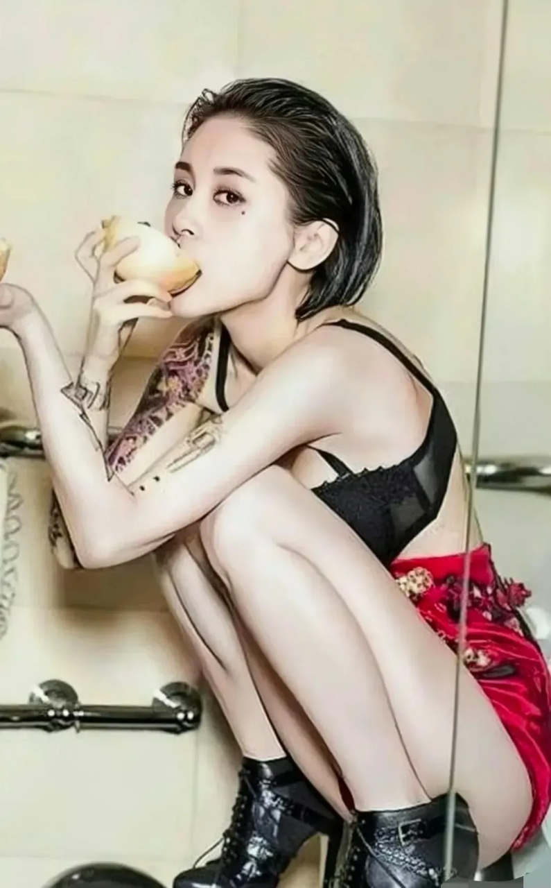 王子文男人装封面照,曲妖精无疑了!