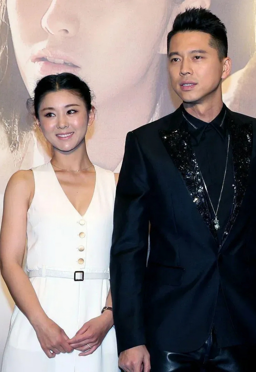 李小萌的少女感藏都藏不住,穿连体阔腿裤与老公甜蜜同框,37岁还嫩的像